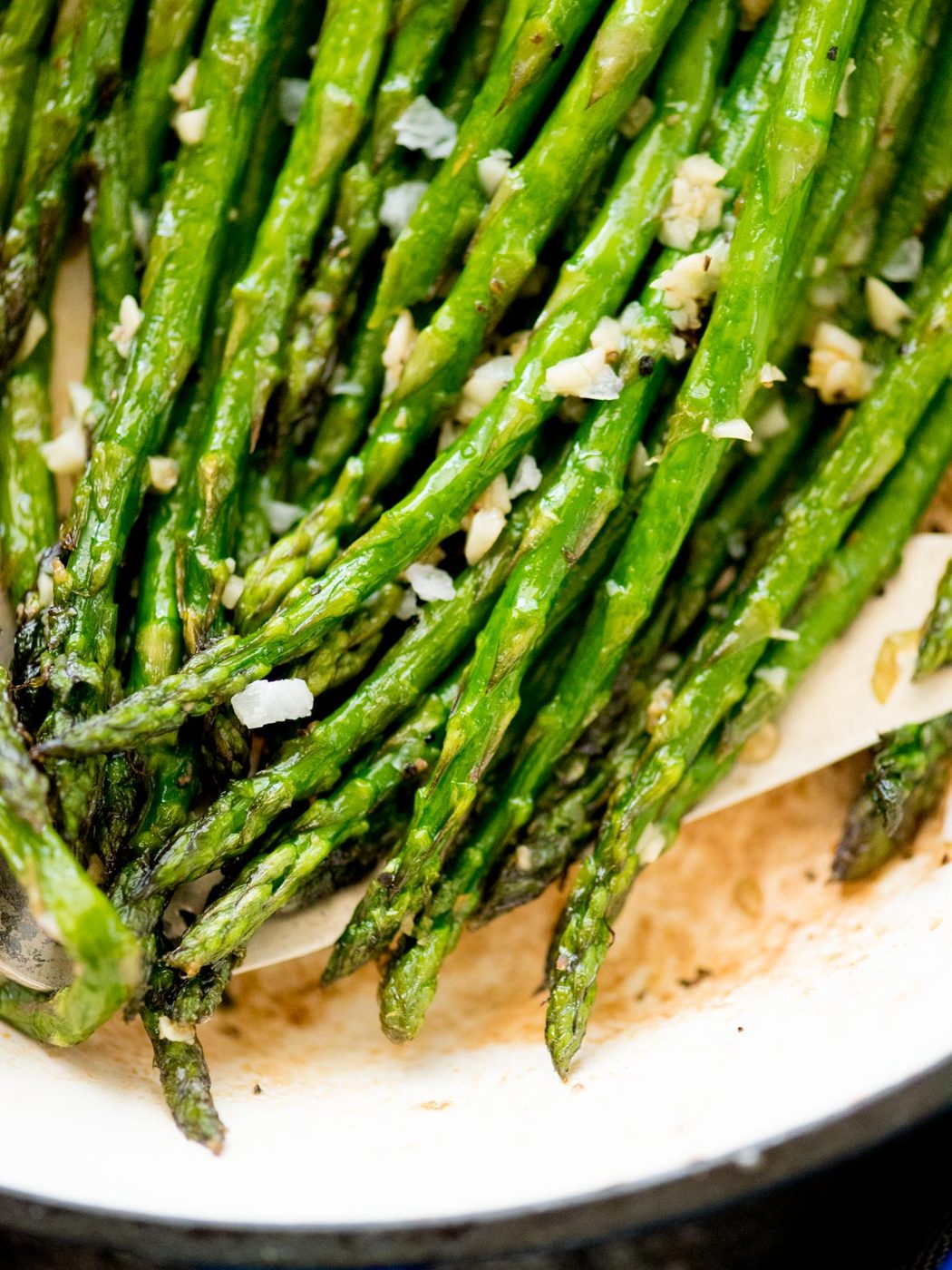 garlic asparagus in a cast iron skillet