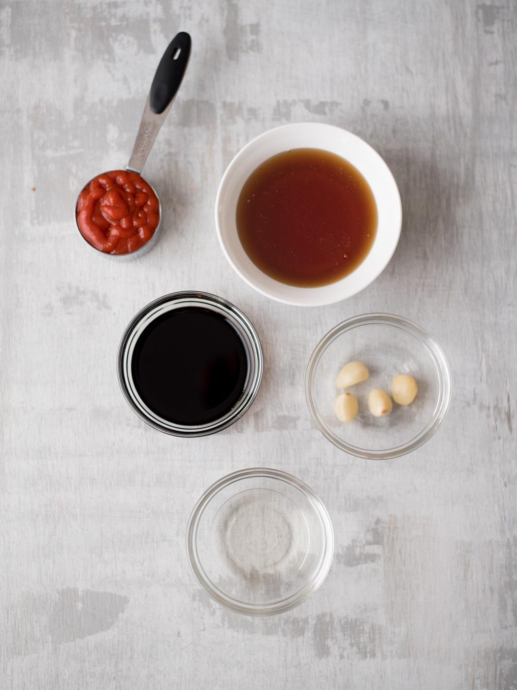 Ingredients need to make honey sriracha sauce.