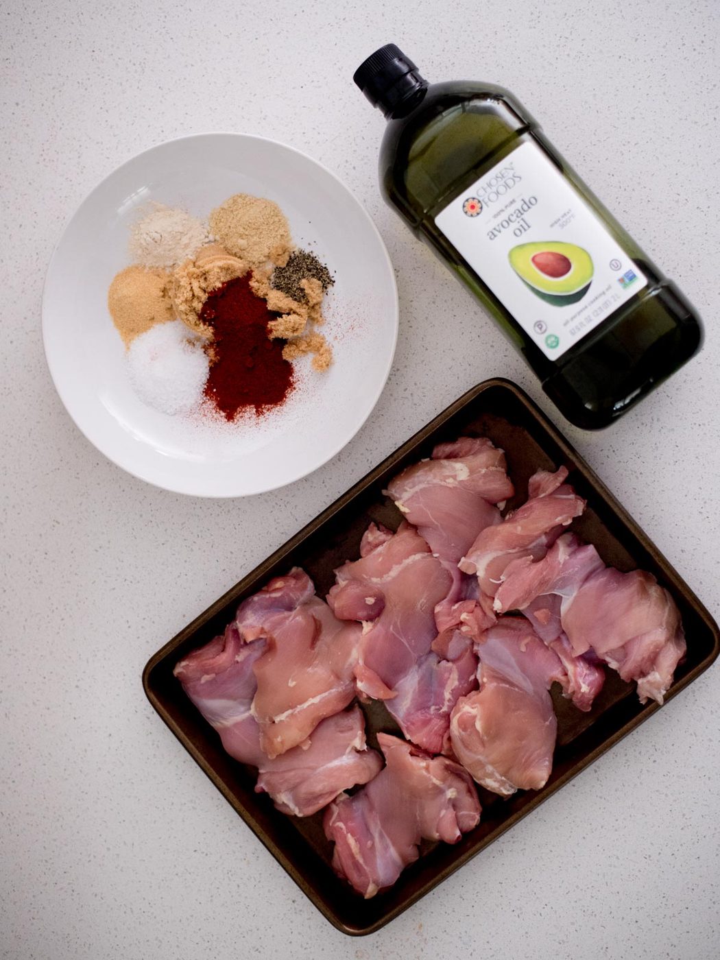 Ingredients needed to prepare smoked chicken thighs.