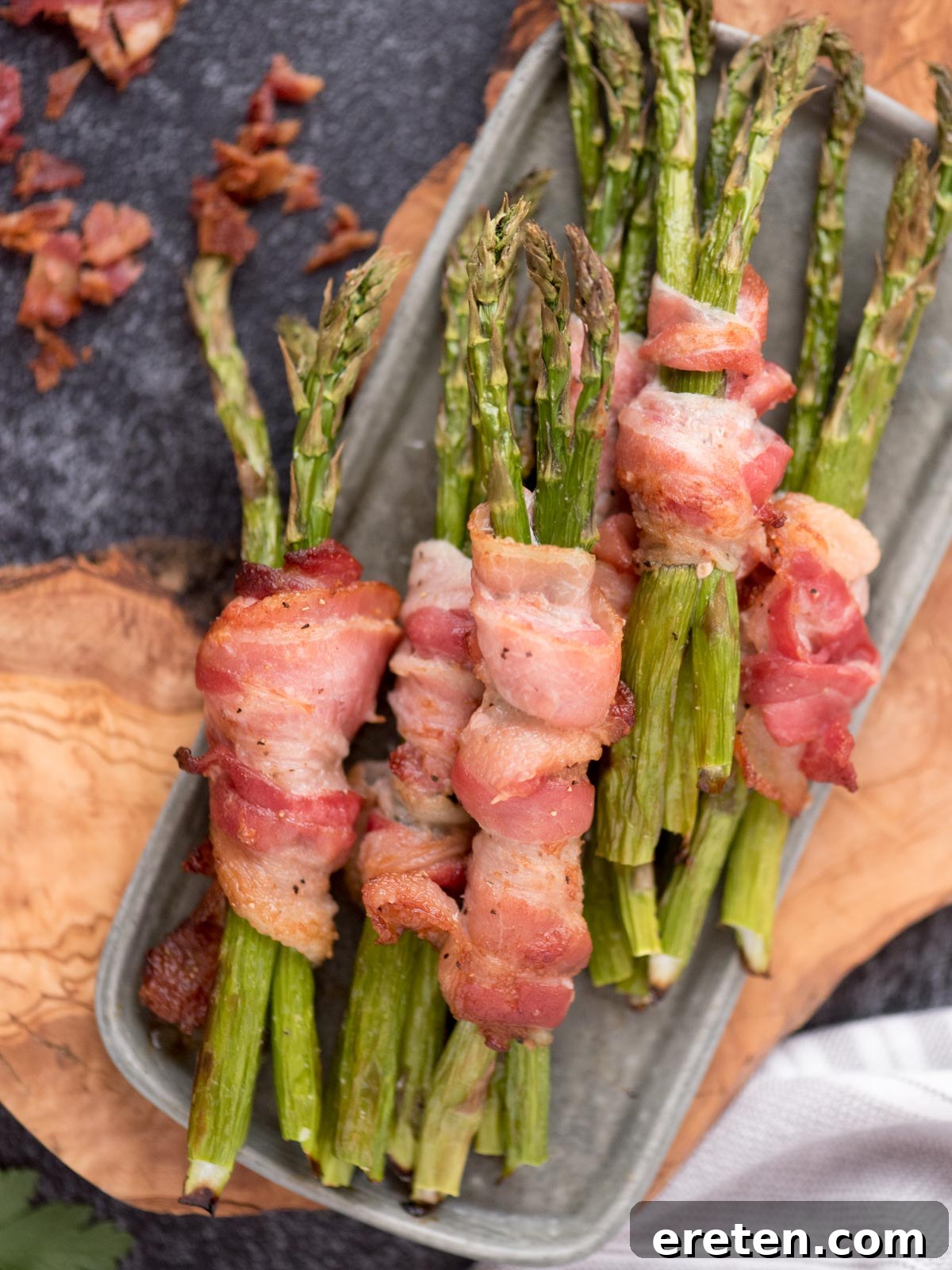 Crispy Air Fryer Bacon Asparagus Bundles 5 Top view of a serving platter of bacon wrapped asapargus.